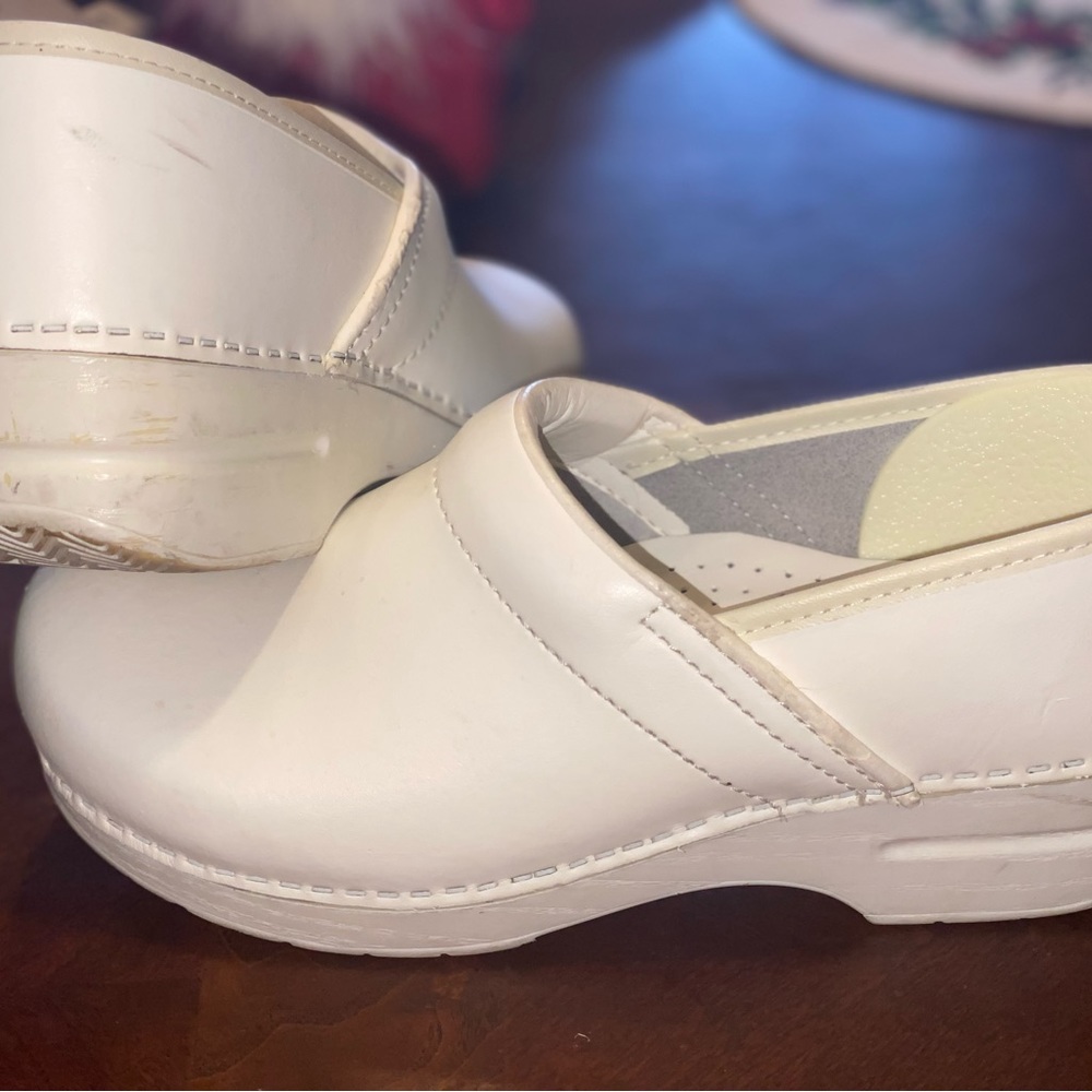 Dansko White Clogs-40 W EU WIDE WOMEN’S NURSE 9.5-10